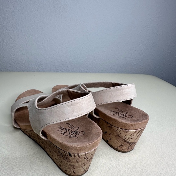 Life Stride Platform Wedge Sandals Heels Womens Size 9.5 Strap Cork.  (L67) - Picture 6 of 8
